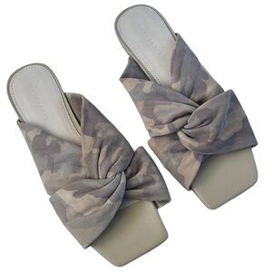 NWOT Sanctuary Leather Flamingo Sandals Light
Camo Size 7